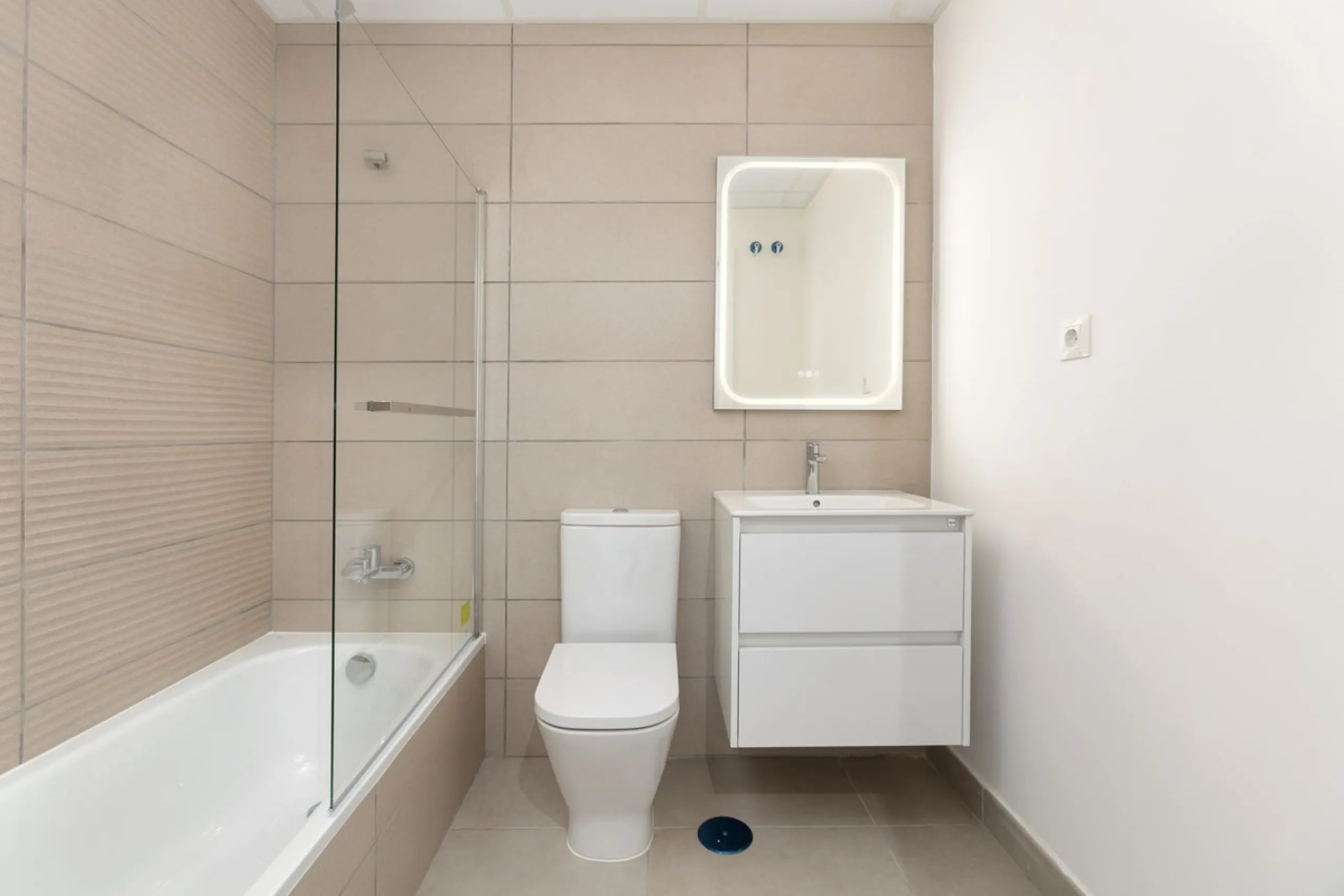 Apartment - Penthouse в продаже в Estepona, Málaga. В доме 3 спален и 2 ванных комнат. Площадь дома 100 м²
