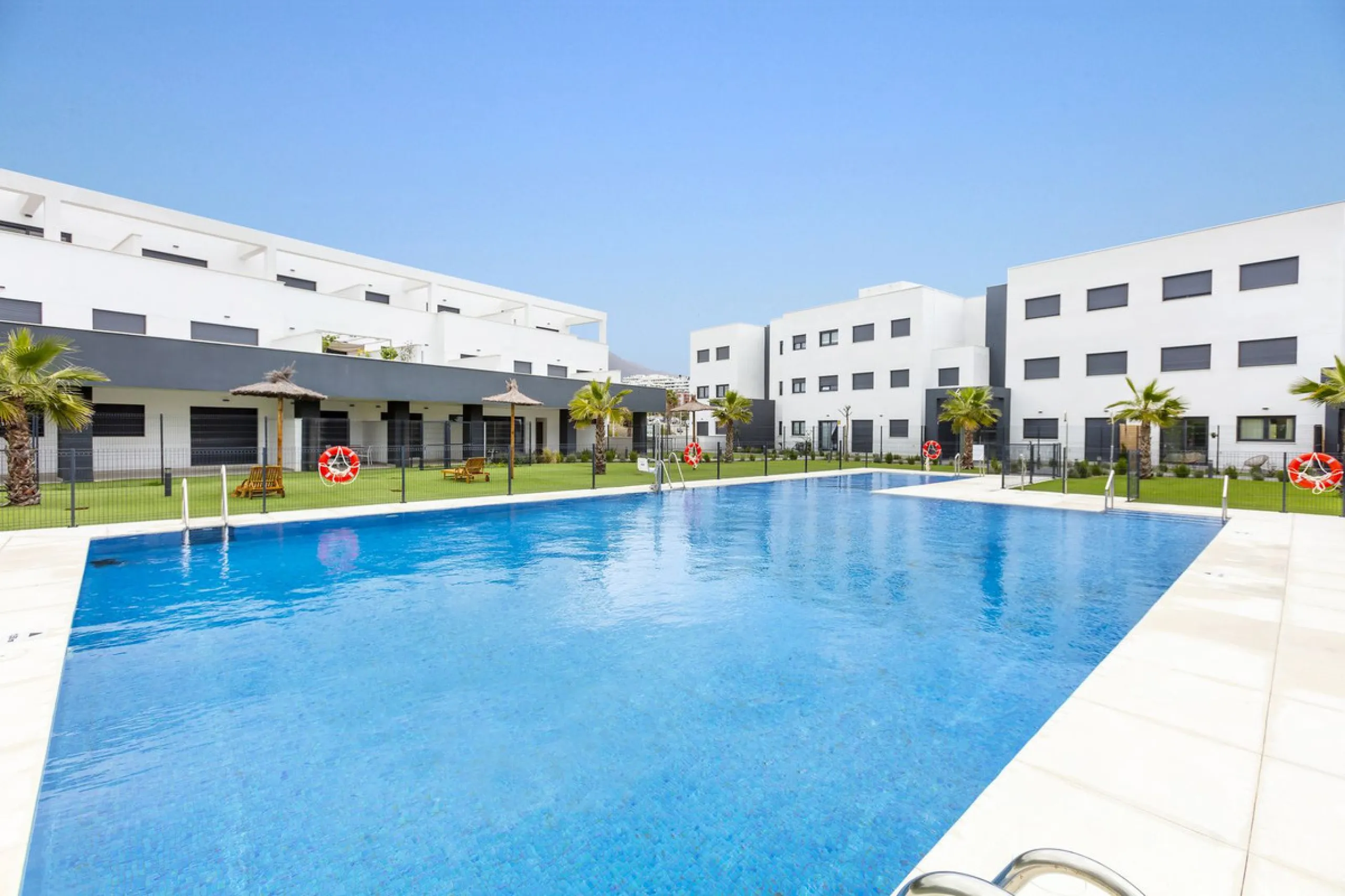 Apartment - Penthouse в продаже в Estepona, Málaga. В доме 3 спален и 2 ванных комнат. Площадь дома 100 м²