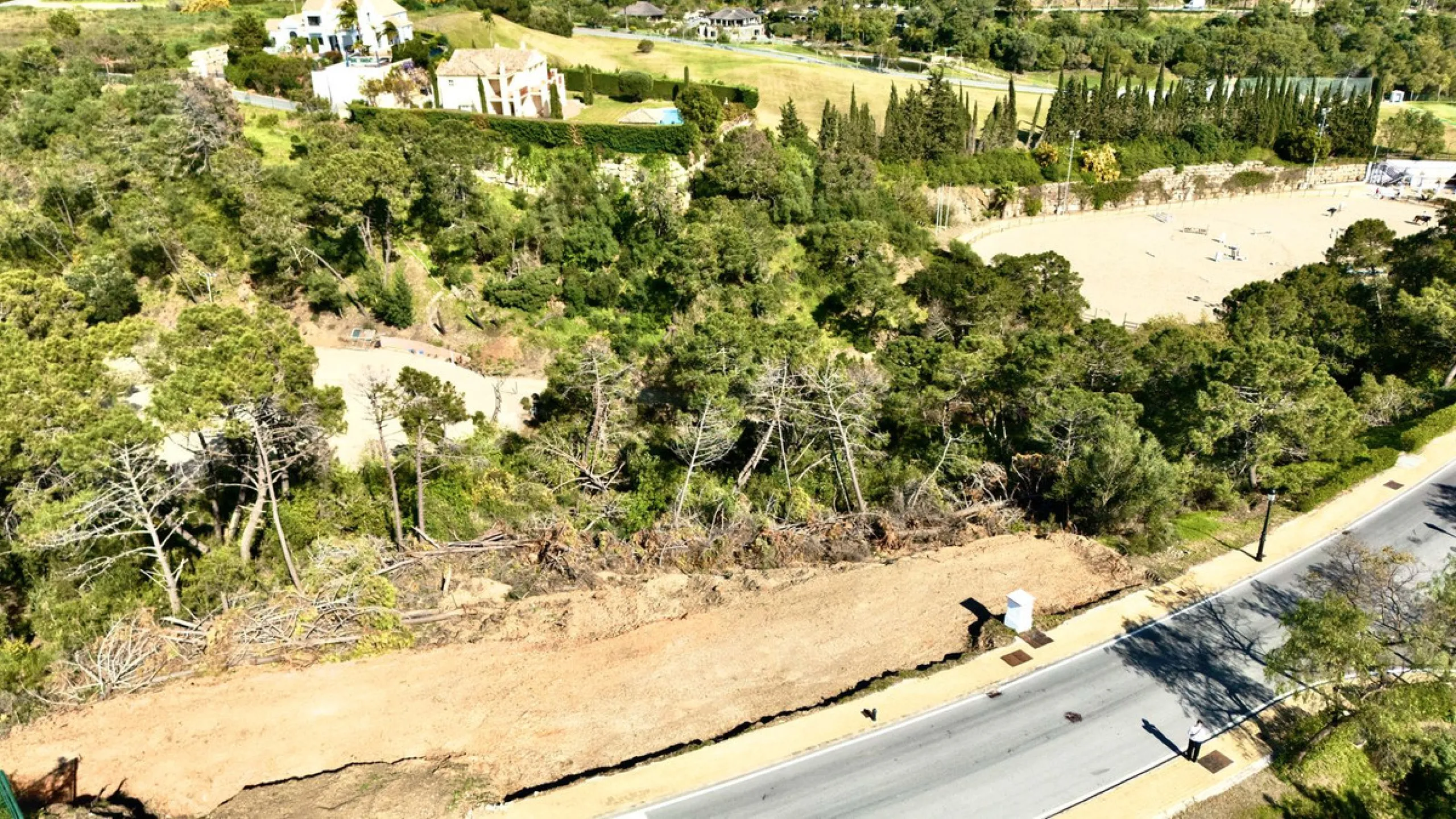 Located in the exclusive gated community of Monte Mayor, this exceptional 4,901 m² residential plot offers a unique opportunity to build a private villa surrounded by nature in one of the most tranquil areas of Benahavís.
