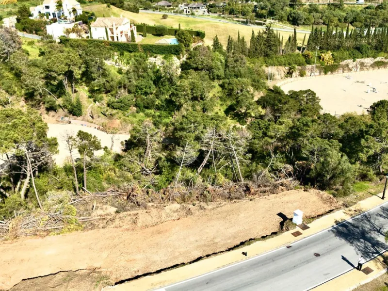 Located in the exclusive gated community of Monte Mayor, this exceptional 4,901 m² residential plot offers a unique opportunity to build a private villa surrounded by nature in one of the most tranquil areas of Benahavís.