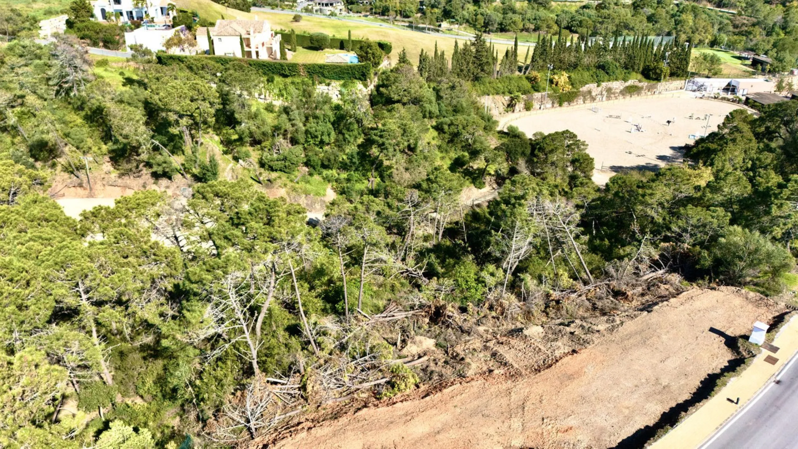 Located in the exclusive gated community of Monte Mayor, this exceptional 4,901 m² residential plot offers a unique opportunity to build a private villa surrounded by nature in one of the most tranquil areas of Benahavís.