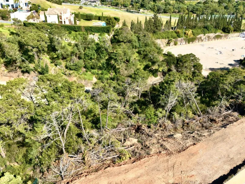 Located in the exclusive gated community of Monte Mayor, this exceptional 4,901 m² residential plot offers a unique opportunity to build a private villa surrounded by nature in one of the most tranquil areas of Benahavís.