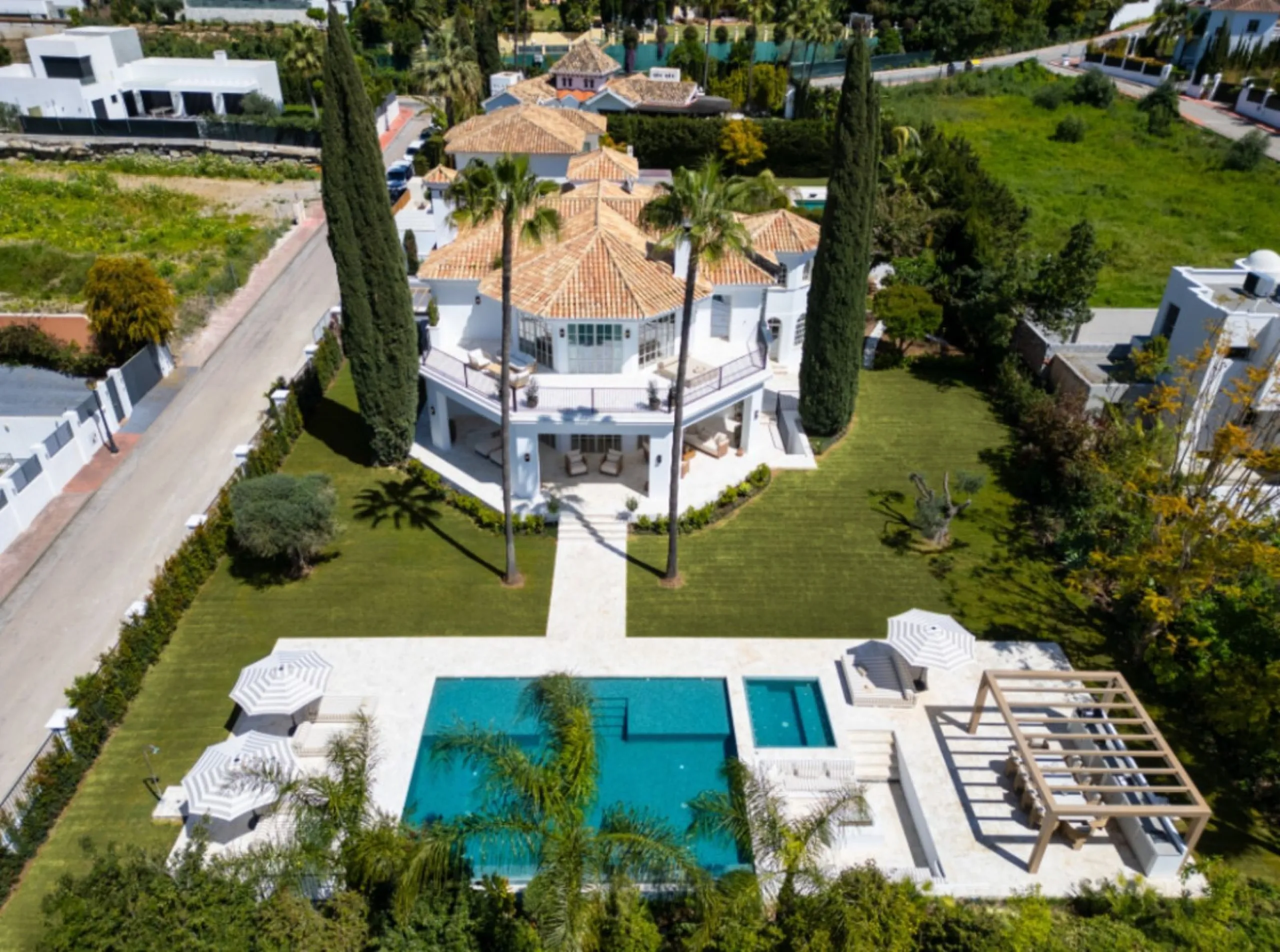 Welcome to this spectacular 5-bedroom luxury villa, ideally situated in the heart of Nueva Andalucía. Set on an expansive 1,959 m² plot with a built area of 722 m², this residence exemplifies sophisticated Mediterranean living, blending timeless elegance 