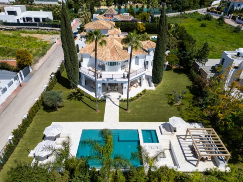 Welcome to this spectacular 5-bedroom luxury villa, ideally situated in the heart of Nueva Andalucía. Set on an expansive 1,959 m² plot with a built area of 722 m², this residence exemplifies sophisticated Mediterranean living, blending timeless elegance 