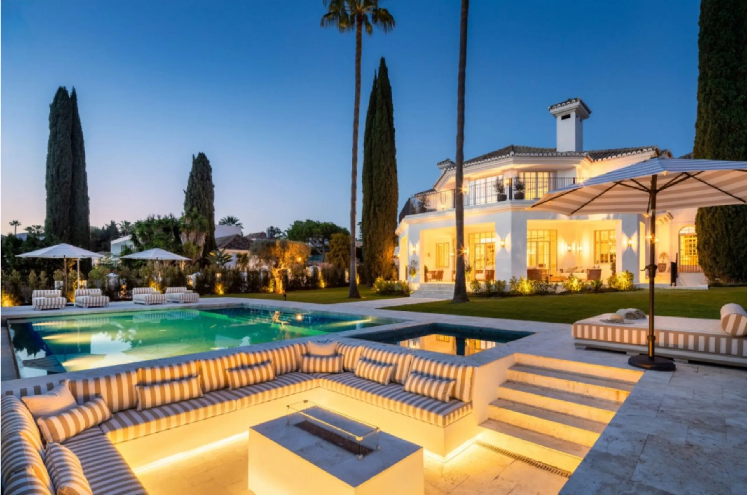 Welcome to this spectacular 5-bedroom luxury villa, ideally situated in the heart of Nueva Andalucía. Set on an expansive 1,959 m² plot with a built area of 722 m², this residence exemplifies sophisticated Mediterranean living, blending timeless elegance 