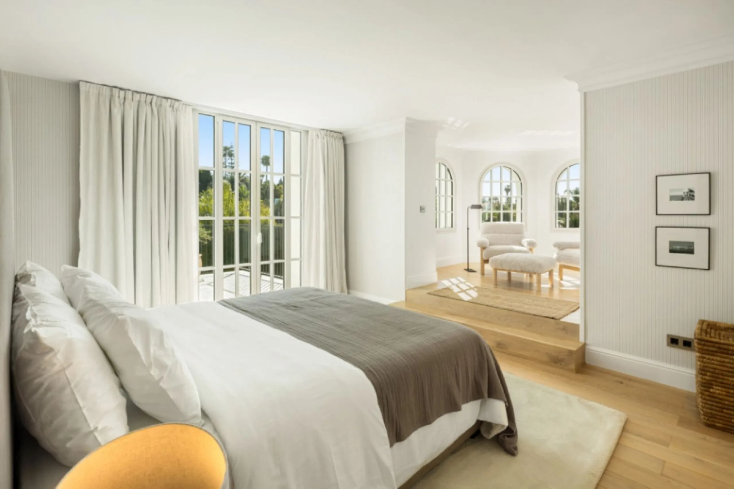 Welcome to this spectacular 5-bedroom luxury villa, ideally situated in the heart of Nueva Andalucía. Set on an expansive 1,959 m² plot with a built area of 722 m², this residence exemplifies sophisticated Mediterranean living, blending timeless elegance 