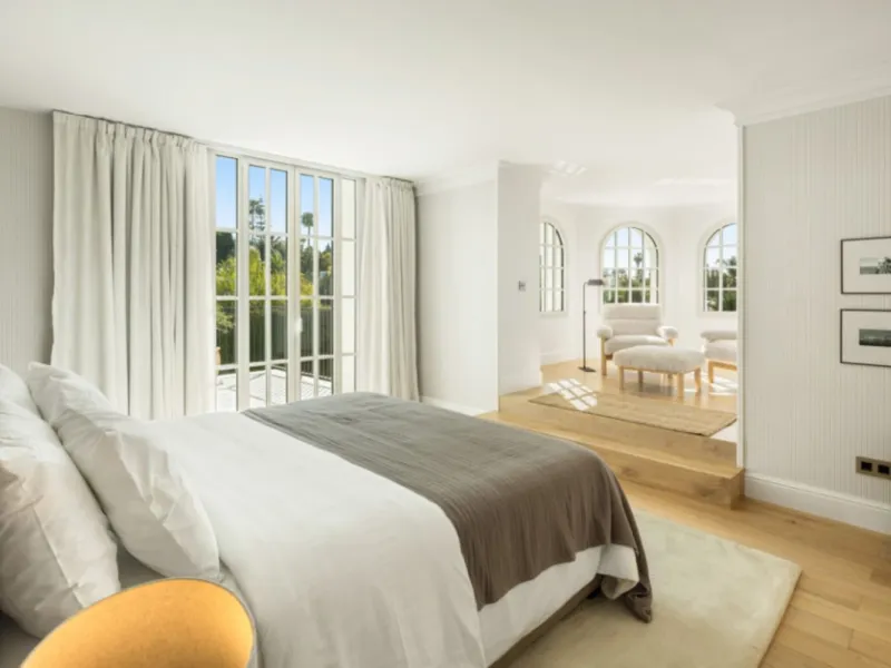 Welcome to this spectacular 5-bedroom luxury villa, ideally situated in the heart of Nueva Andalucía. Set on an expansive 1,959 m² plot with a built area of 722 m², this residence exemplifies sophisticated Mediterranean living, blending timeless elegance 