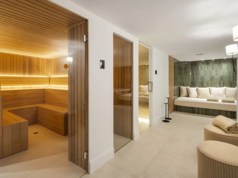 Welcome to this spectacular 5-bedroom luxury villa, ideally situated in the heart of Nueva Andalucía. Set on an expansive 1,959 m² plot with a built area of 722 m², this residence exemplifies sophisticated Mediterranean living, blending timeless elegance 