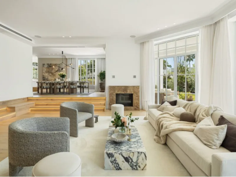 Welcome to this spectacular 5-bedroom luxury villa, ideally situated in the heart of Nueva Andalucía. Set on an expansive 1,959 m² plot with a built area of 722 m², this residence exemplifies sophisticated Mediterranean living, blending timeless elegance 