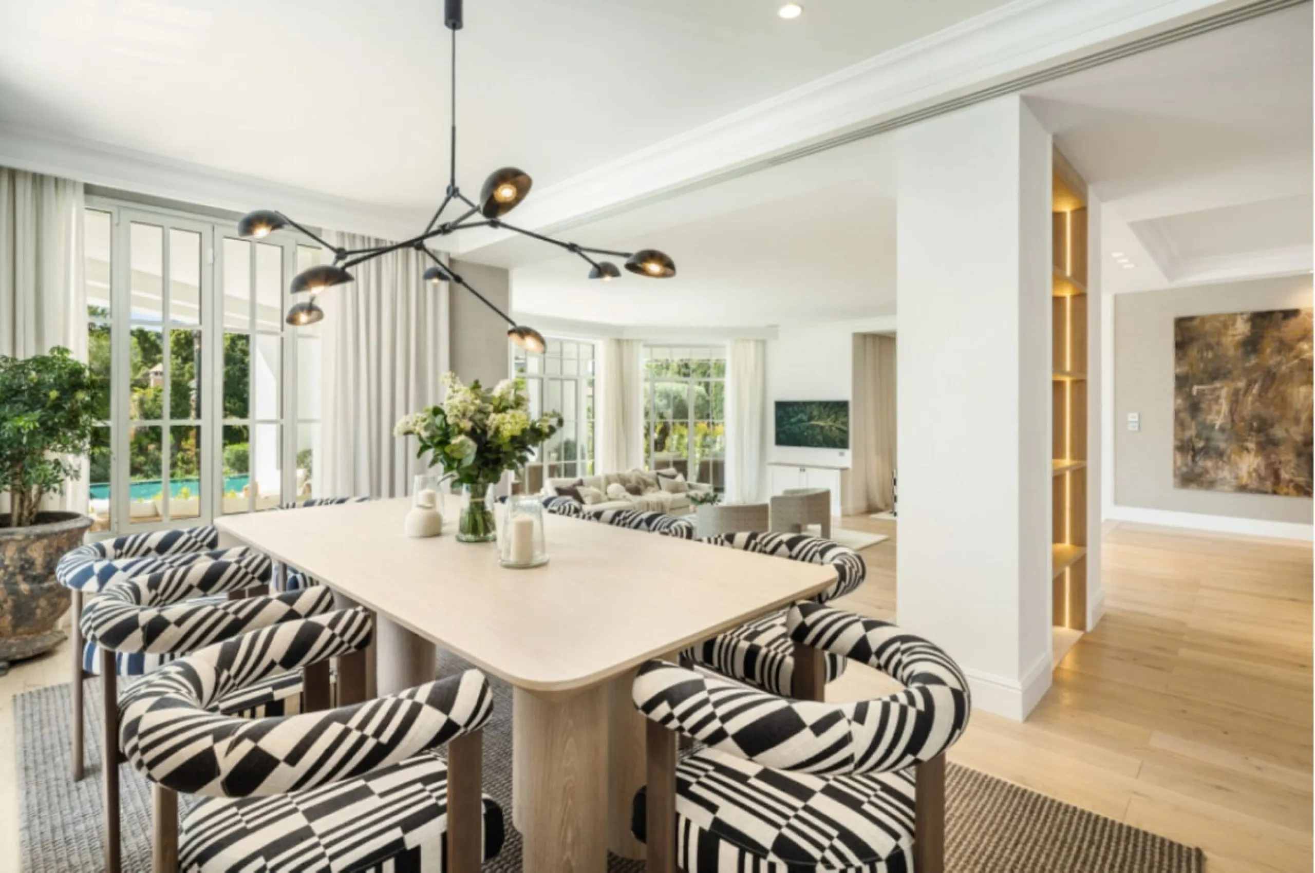 Welcome to this spectacular 5-bedroom luxury villa, ideally situated in the heart of Nueva Andalucía. Set on an expansive 1,959 m² plot with a built area of 722 m², this residence exemplifies sophisticated Mediterranean living, blending timeless elegance 