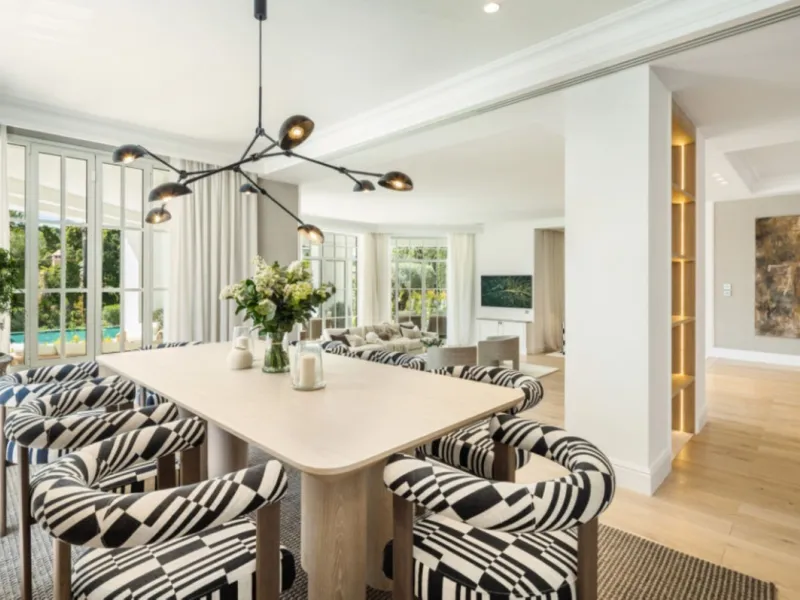Welcome to this spectacular 5-bedroom luxury villa, ideally situated in the heart of Nueva Andalucía. Set on an expansive 1,959 m² plot with a built area of 722 m², this residence exemplifies sophisticated Mediterranean living, blending timeless elegance 