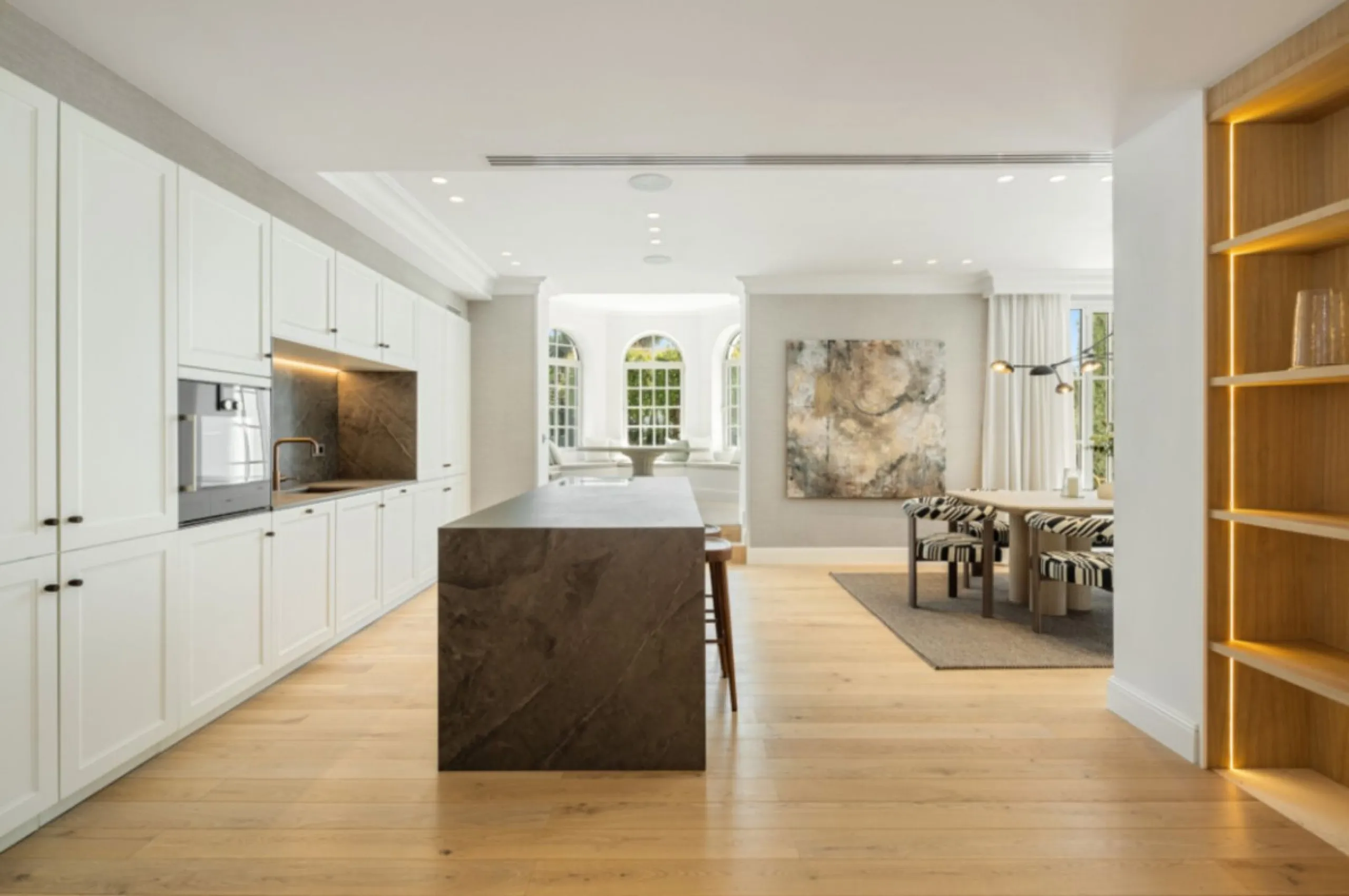 Welcome to this spectacular 5-bedroom luxury villa, ideally situated in the heart of Nueva Andalucía. Set on an expansive 1,959 m² plot with a built area of 722 m², this residence exemplifies sophisticated Mediterranean living, blending timeless elegance 