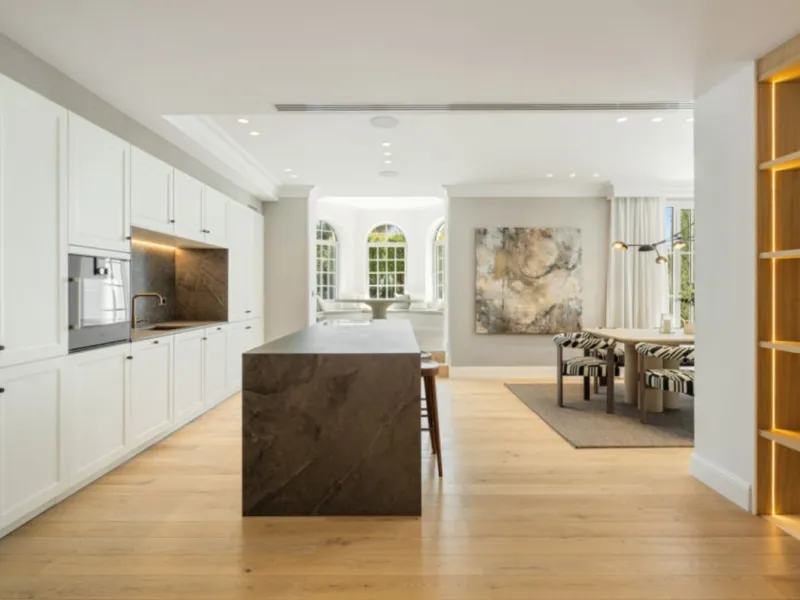 Welcome to this spectacular 5-bedroom luxury villa, ideally situated in the heart of Nueva Andalucía. Set on an expansive 1,959 m² plot with a built area of 722 m², this residence exemplifies sophisticated Mediterranean living, blending timeless elegance 