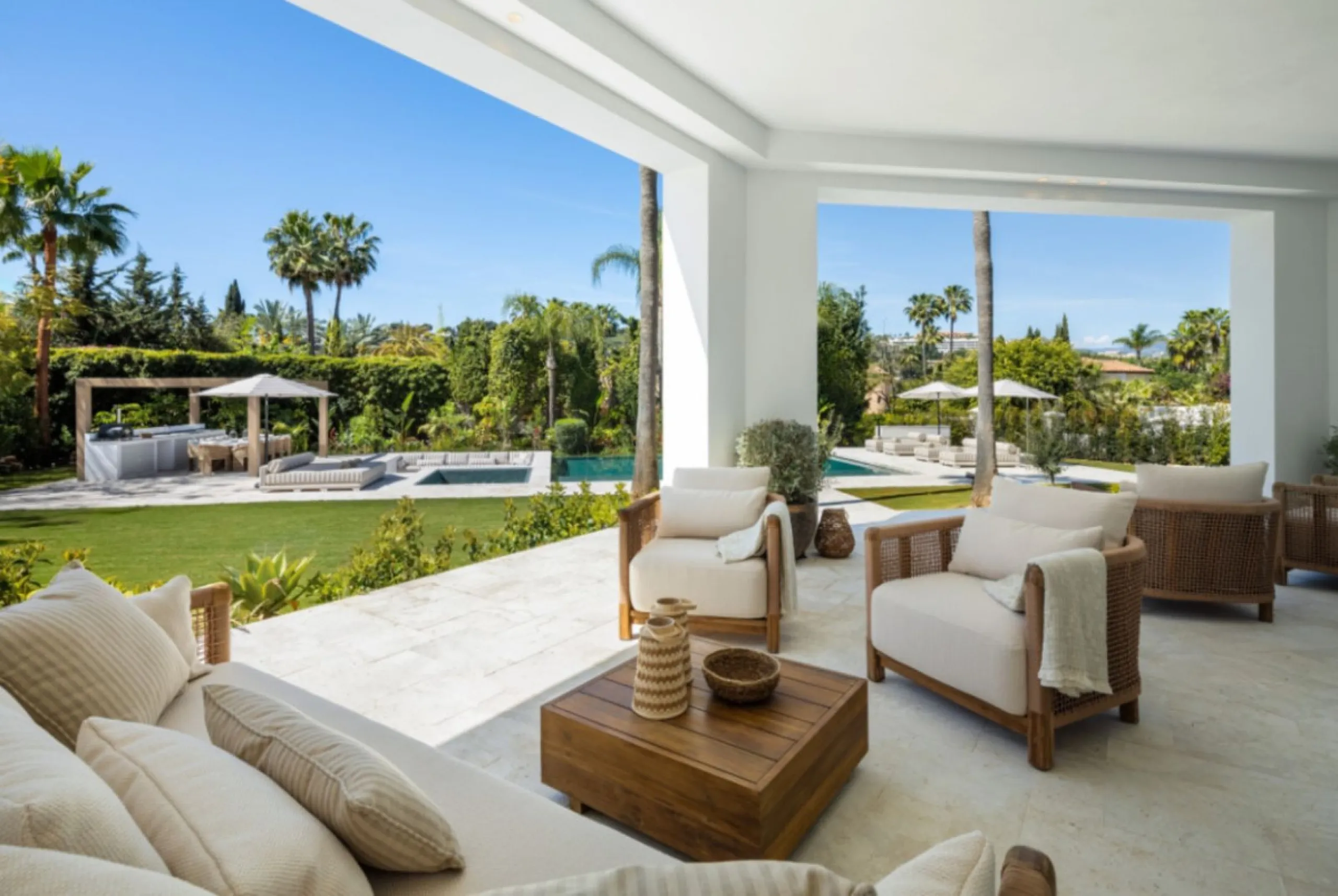 Welcome to this spectacular 5-bedroom luxury villa, ideally situated in the heart of Nueva Andalucía. Set on an expansive 1,959 m² plot with a built area of 722 m², this residence exemplifies sophisticated Mediterranean living, blending timeless elegance 