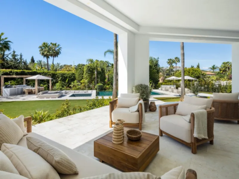 Welcome to this spectacular 5-bedroom luxury villa, ideally situated in the heart of Nueva Andalucía. Set on an expansive 1,959 m² plot with a built area of 722 m², this residence exemplifies sophisticated Mediterranean living, blending timeless elegance 