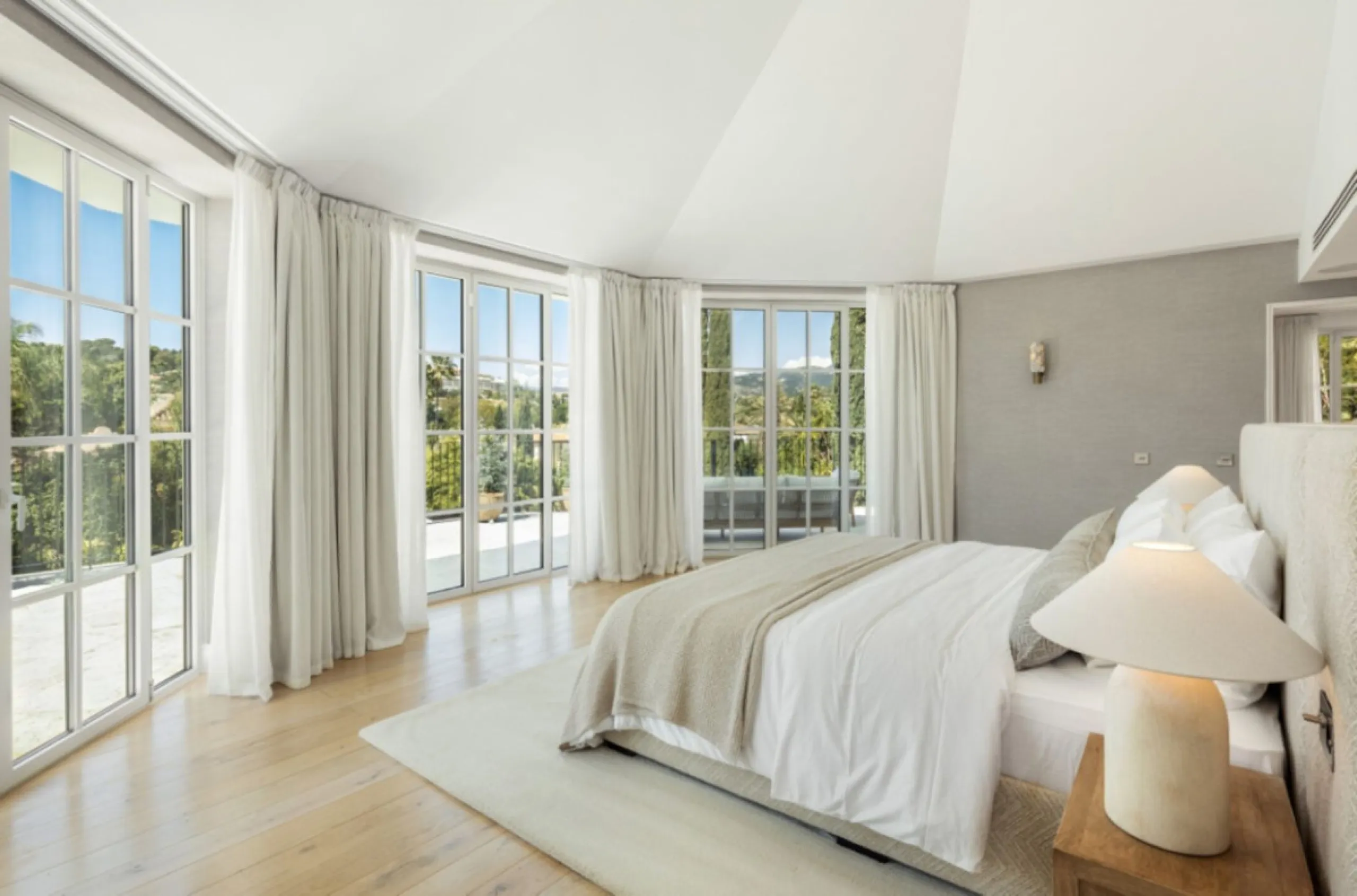 Welcome to this spectacular 5-bedroom luxury villa, ideally situated in the heart of Nueva Andalucía. Set on an expansive 1,959 m² plot with a built area of 722 m², this residence exemplifies sophisticated Mediterranean living, blending timeless elegance 