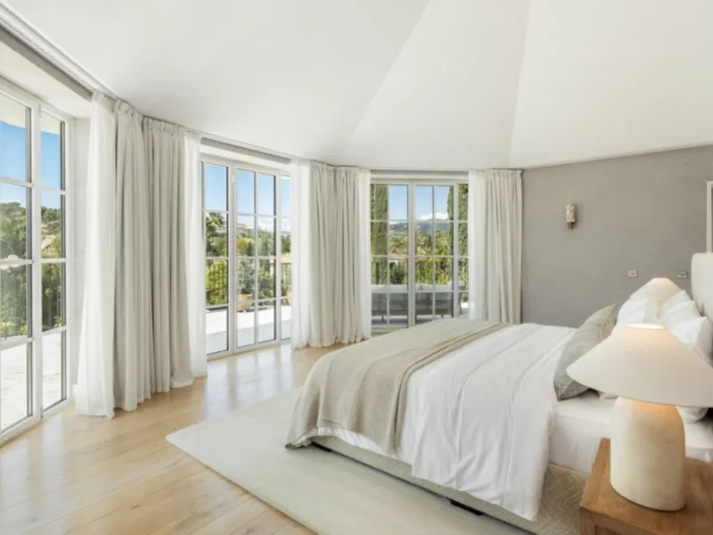 Welcome to this spectacular 5-bedroom luxury villa, ideally situated in the heart of Nueva Andalucía. Set on an expansive 1,959 m² plot with a built area of 722 m², this residence exemplifies sophisticated Mediterranean living, blending timeless elegance 