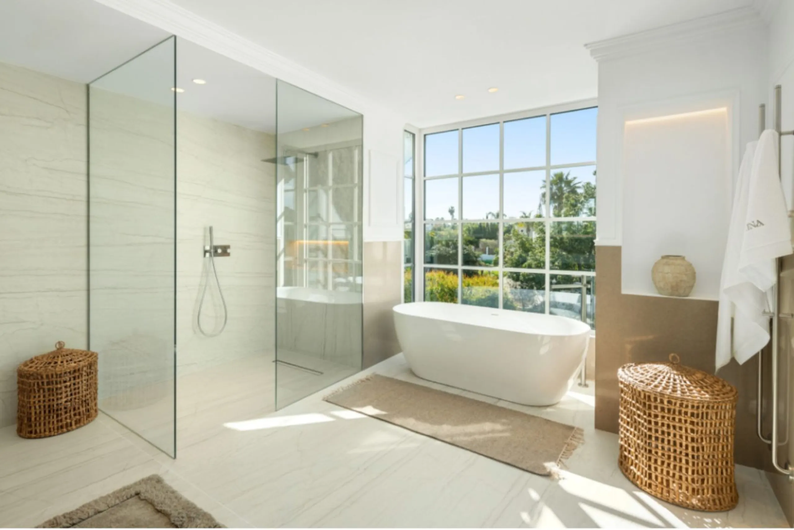 Welcome to this spectacular 5-bedroom luxury villa, ideally situated in the heart of Nueva Andalucía. Set on an expansive 1,959 m² plot with a built area of 722 m², this residence exemplifies sophisticated Mediterranean living, blending timeless elegance 