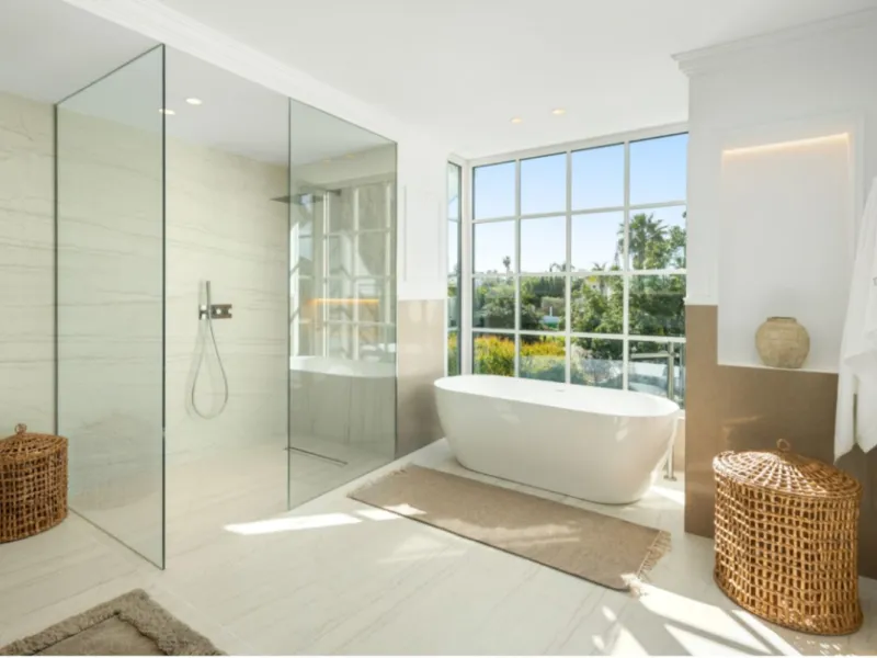 Welcome to this spectacular 5-bedroom luxury villa, ideally situated in the heart of Nueva Andalucía. Set on an expansive 1,959 m² plot with a built area of 722 m², this residence exemplifies sophisticated Mediterranean living, blending timeless elegance 