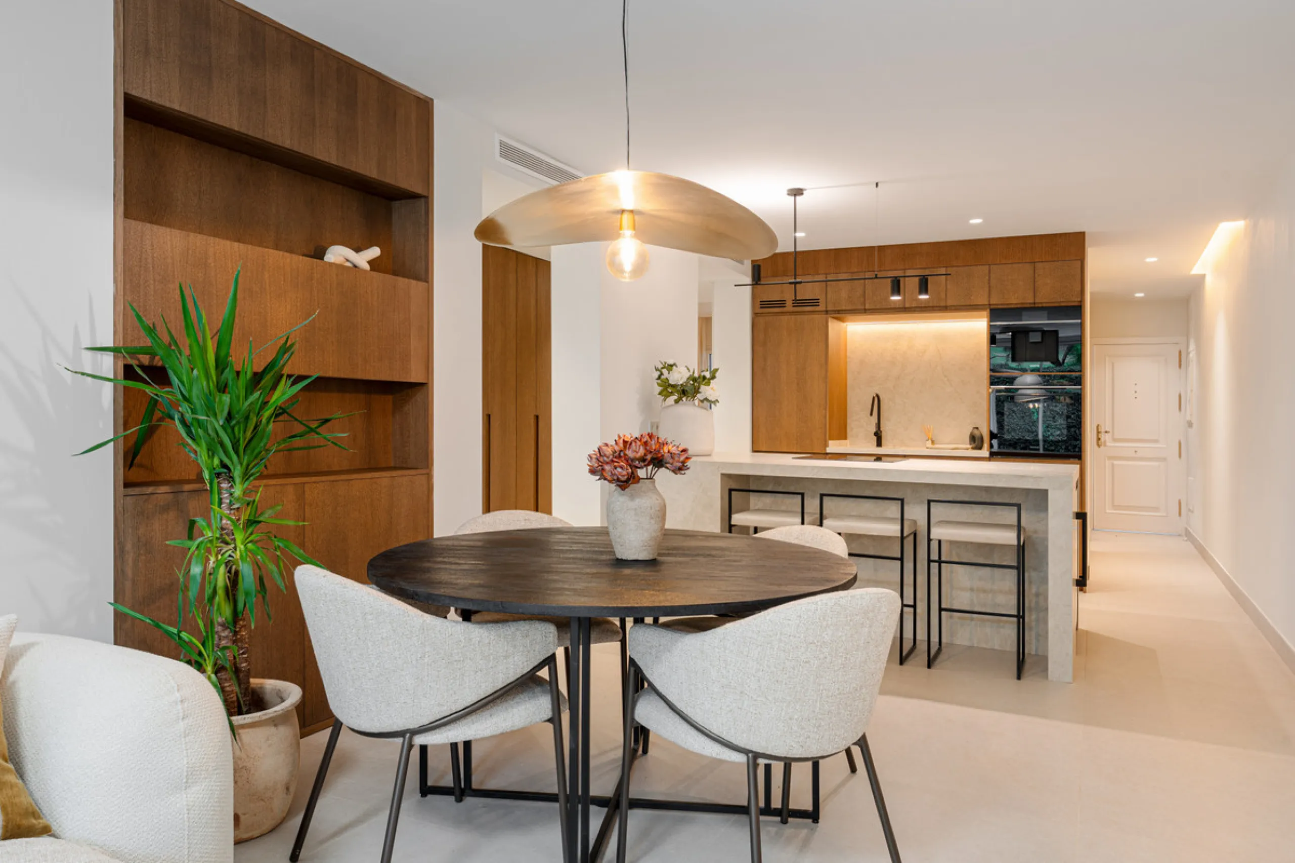 Casa Maria presents an exceptional opportunity to acquire a carefully curated apartment within the well-regarded gated community of Urbanización Terrazas de La Quinta, a residential enclave in Benahavís known for its quiet atmosphere and refined living en