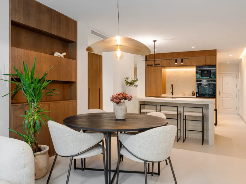 Casa Maria presents an exceptional opportunity to acquire a carefully curated apartment within the well-regarded gated community of Urbanización Terrazas de La Quinta, a residential enclave in Benahavís known for its quiet atmosphere and refined living en