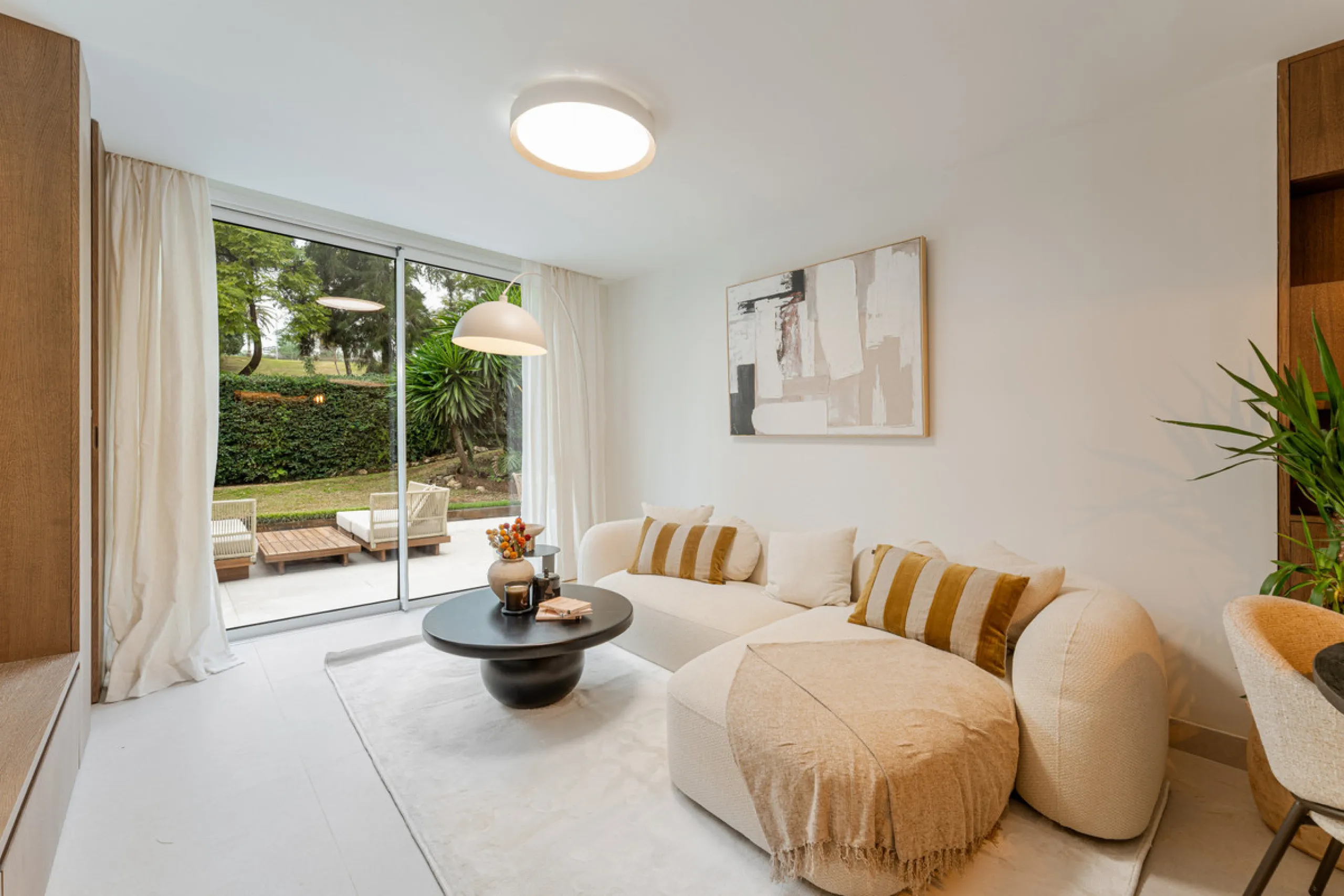 Casa Maria presents an exceptional opportunity to acquire a carefully curated apartment within the well-regarded gated community of Urbanización Terrazas de La Quinta, a residential enclave in Benahavís known for its quiet atmosphere and refined living en