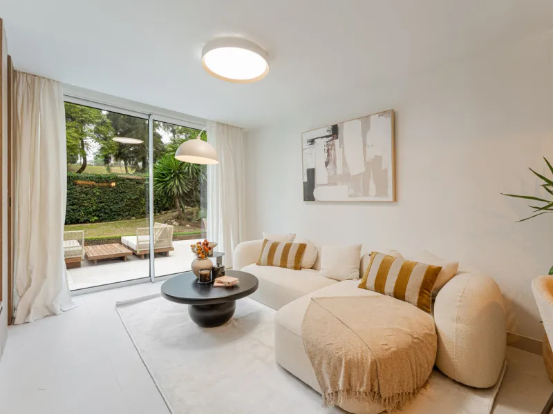 Casa Maria presents an exceptional opportunity to acquire a carefully curated apartment within the well-regarded gated community of Urbanización Terrazas de La Quinta, a residential enclave in Benahavís known for its quiet atmosphere and refined living en