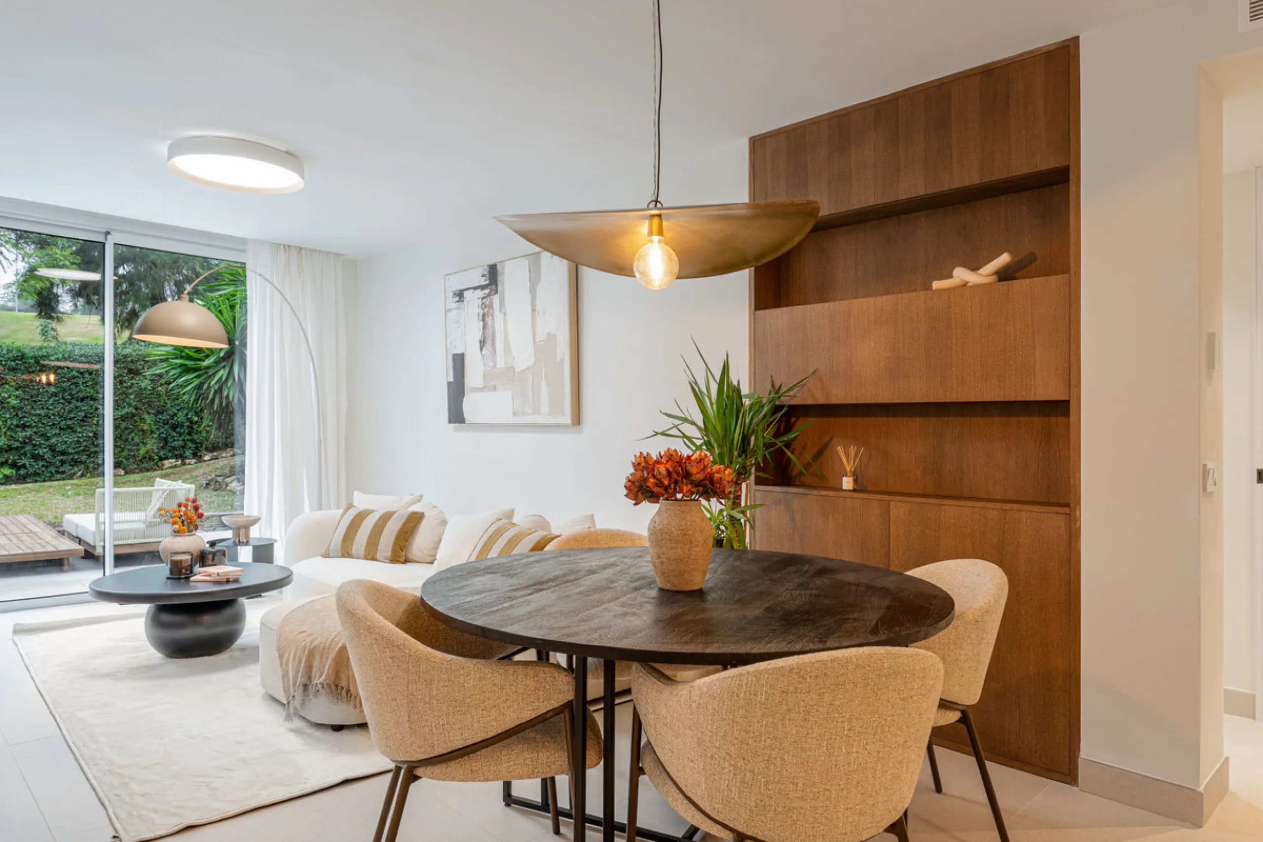 Casa Maria presents an exceptional opportunity to acquire a carefully curated apartment within the well-regarded gated community of Urbanización Terrazas de La Quinta, a residential enclave in Benahavís known for its quiet atmosphere and refined living en
