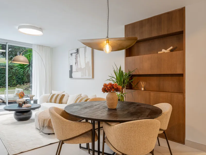 Casa Maria presents an exceptional opportunity to acquire a carefully curated apartment within the well-regarded gated community of Urbanización Terrazas de La Quinta, a residential enclave in Benahavís known for its quiet atmosphere and refined living en