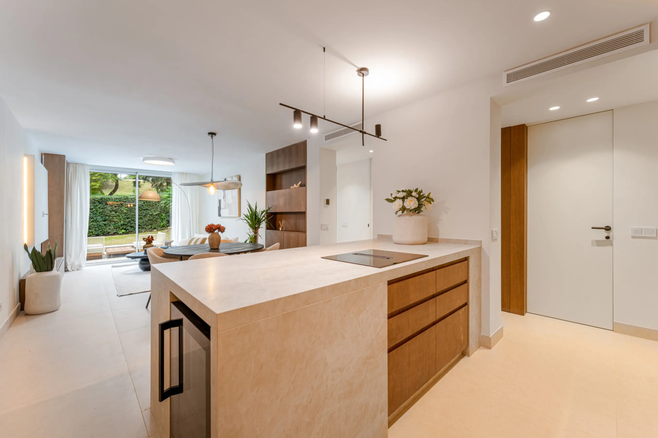 Casa Maria presents an exceptional opportunity to acquire a carefully curated apartment within the well-regarded gated community of Urbanización Terrazas de La Quinta, a residential enclave in Benahavís known for its quiet atmosphere and refined living en