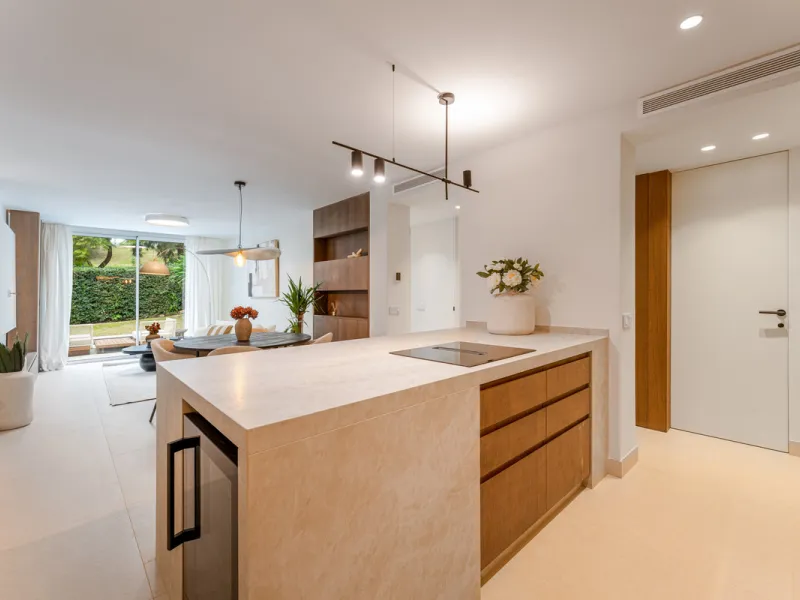 Casa Maria presents an exceptional opportunity to acquire a carefully curated apartment within the well-regarded gated community of Urbanización Terrazas de La Quinta, a residential enclave in Benahavís known for its quiet atmosphere and refined living en