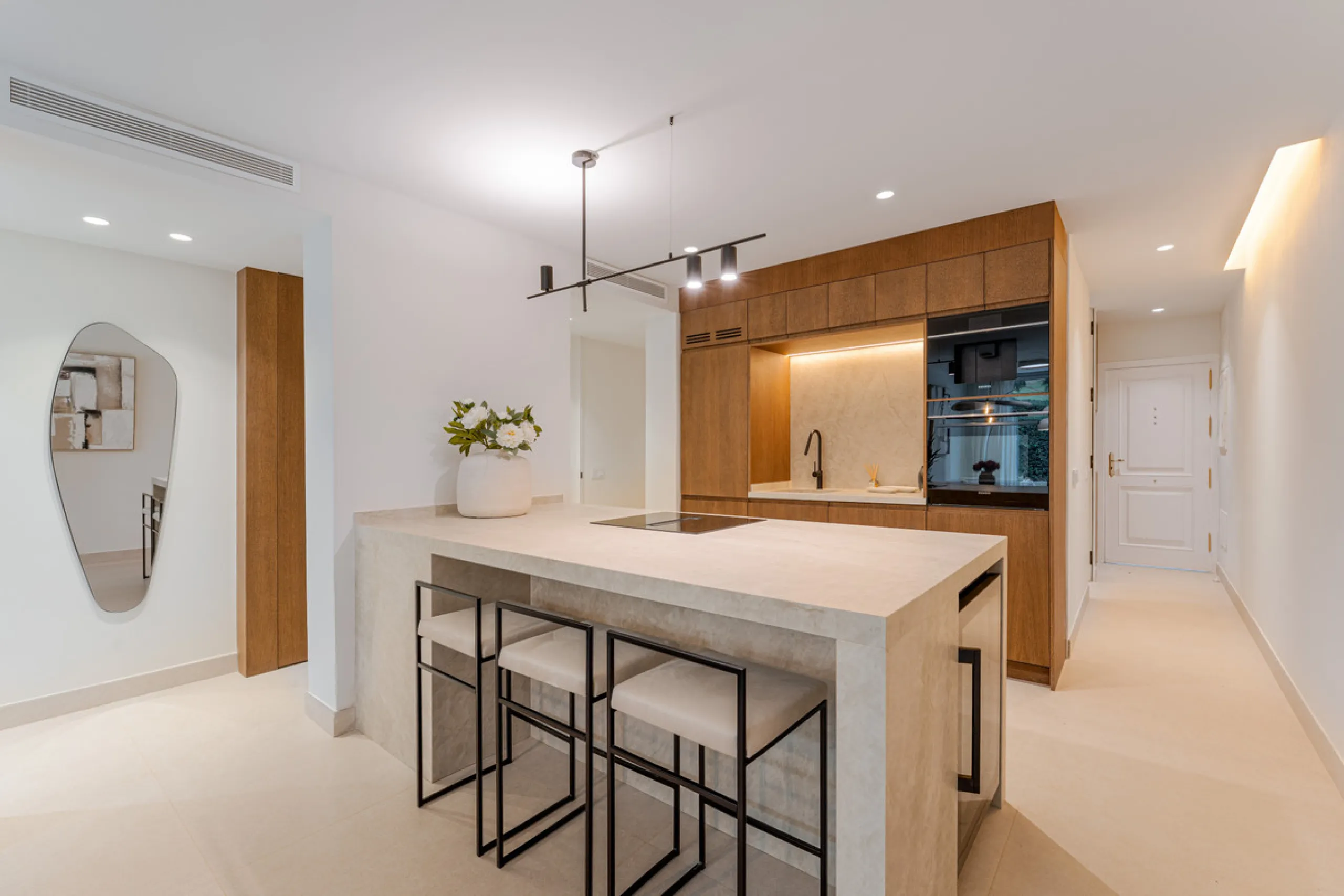 Casa Maria presents an exceptional opportunity to acquire a carefully curated apartment within the well-regarded gated community of Urbanización Terrazas de La Quinta, a residential enclave in Benahavís known for its quiet atmosphere and refined living en