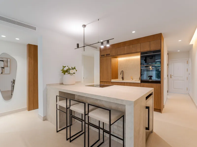 Casa Maria presents an exceptional opportunity to acquire a carefully curated apartment within the well-regarded gated community of Urbanización Terrazas de La Quinta, a residential enclave in Benahavís known for its quiet atmosphere and refined living en