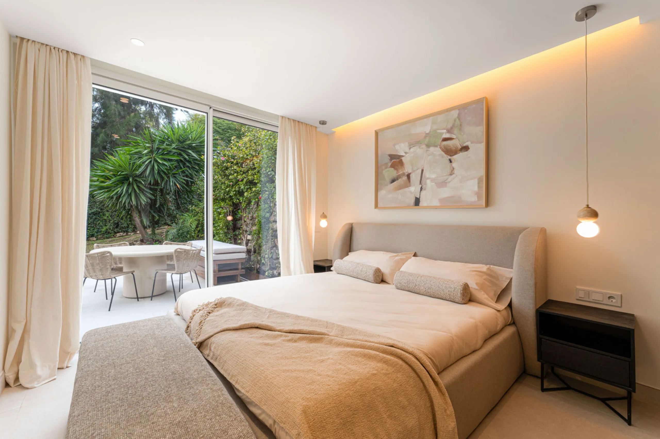 Casa Maria presents an exceptional opportunity to acquire a carefully curated apartment within the well-regarded gated community of Urbanización Terrazas de La Quinta, a residential enclave in Benahavís known for its quiet atmosphere and refined living en