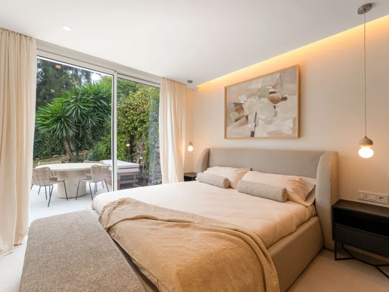 Casa Maria presents an exceptional opportunity to acquire a carefully curated apartment within the well-regarded gated community of Urbanización Terrazas de La Quinta, a residential enclave in Benahavís known for its quiet atmosphere and refined living en