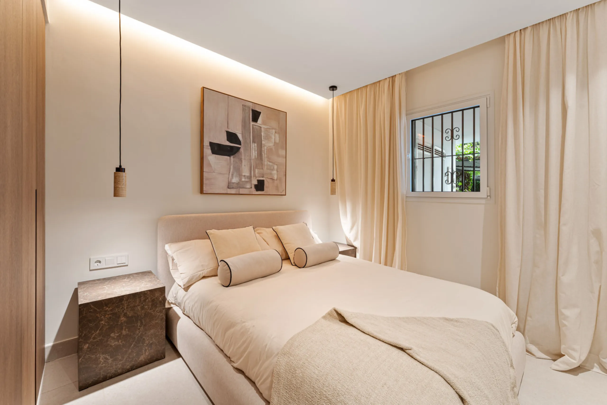 Casa Maria presents an exceptional opportunity to acquire a carefully curated apartment within the well-regarded gated community of Urbanización Terrazas de La Quinta, a residential enclave in Benahavís known for its quiet atmosphere and refined living en
