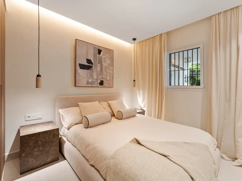 Casa Maria presents an exceptional opportunity to acquire a carefully curated apartment within the well-regarded gated community of Urbanización Terrazas de La Quinta, a residential enclave in Benahavís known for its quiet atmosphere and refined living en