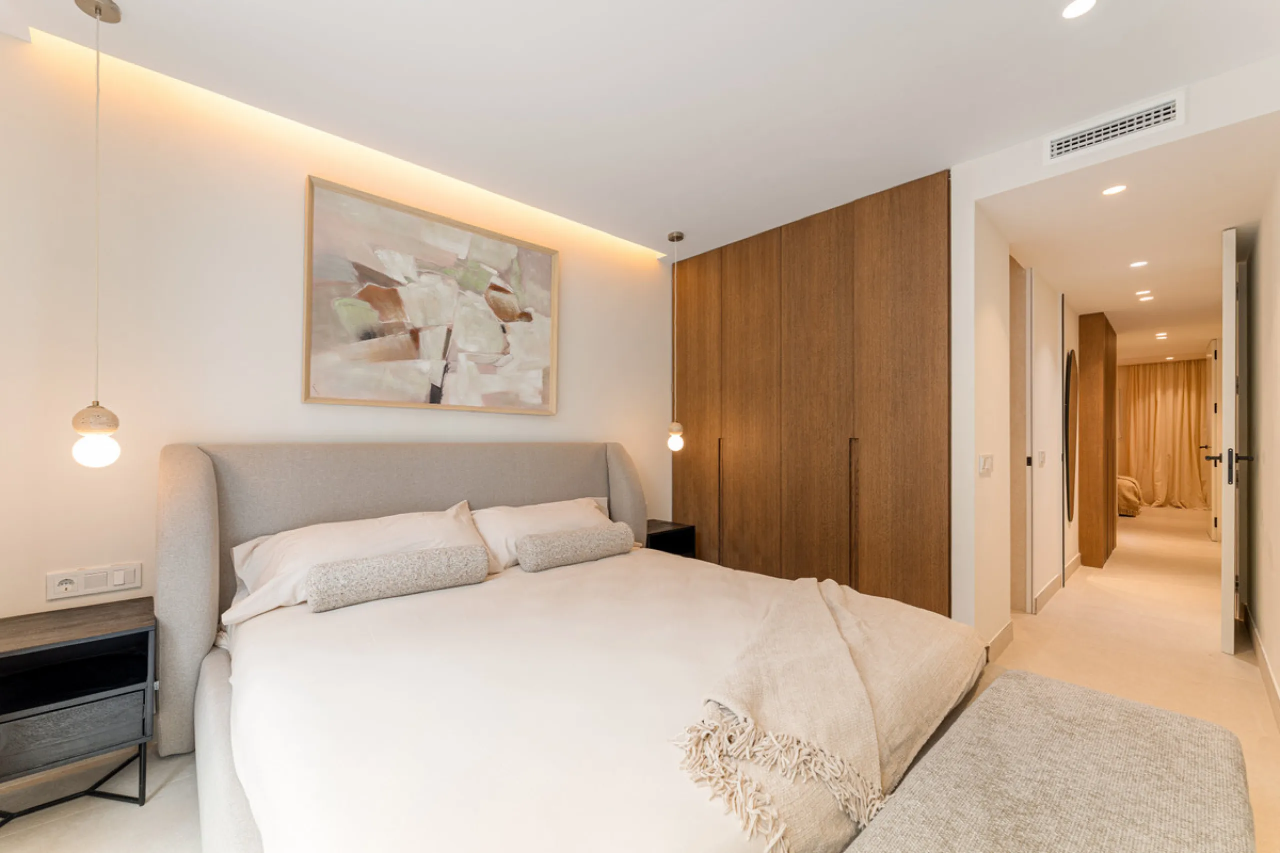 Casa Maria presents an exceptional opportunity to acquire a carefully curated apartment within the well-regarded gated community of Urbanización Terrazas de La Quinta, a residential enclave in Benahavís known for its quiet atmosphere and refined living en