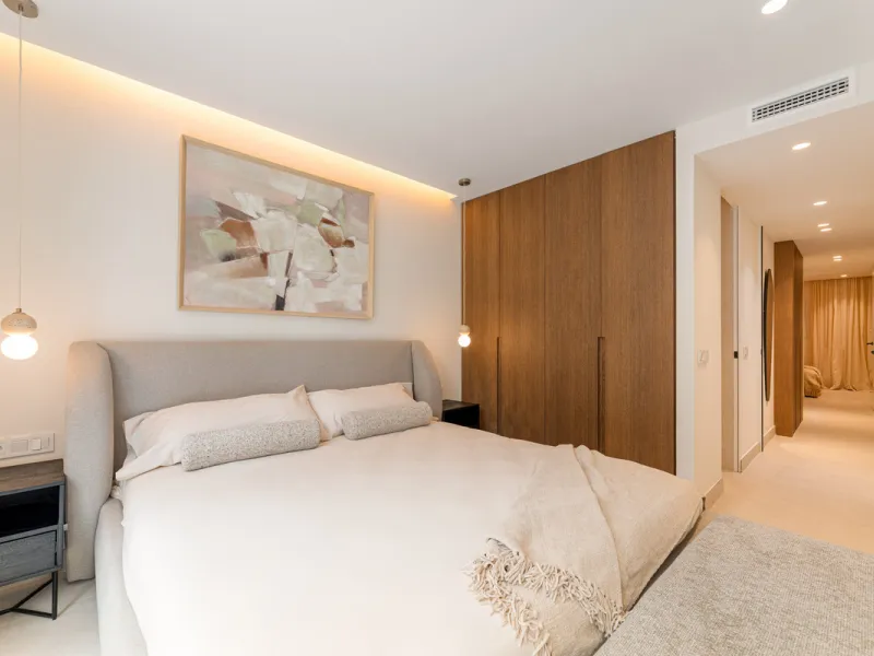 Casa Maria presents an exceptional opportunity to acquire a carefully curated apartment within the well-regarded gated community of Urbanización Terrazas de La Quinta, a residential enclave in Benahavís known for its quiet atmosphere and refined living en