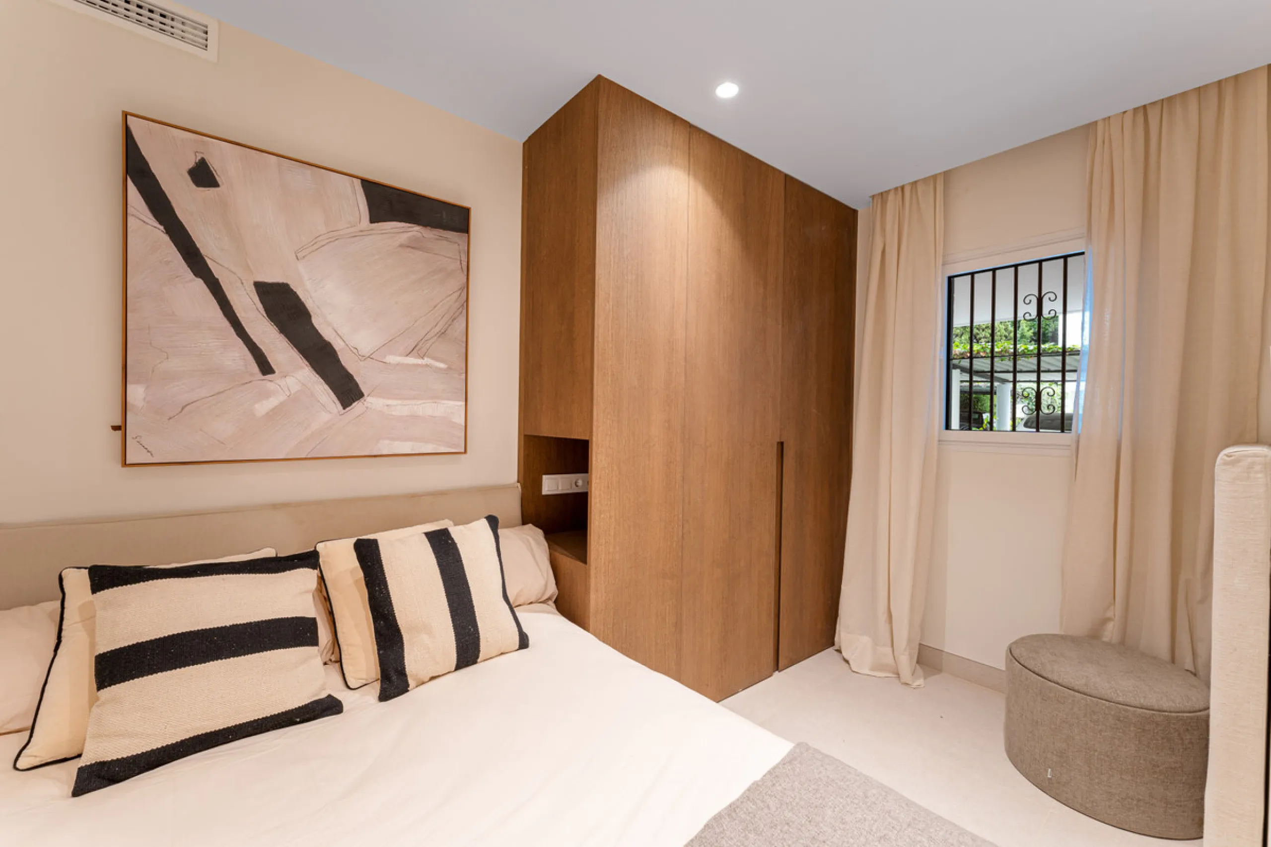 Casa Maria presents an exceptional opportunity to acquire a carefully curated apartment within the well-regarded gated community of Urbanización Terrazas de La Quinta, a residential enclave in Benahavís known for its quiet atmosphere and refined living en