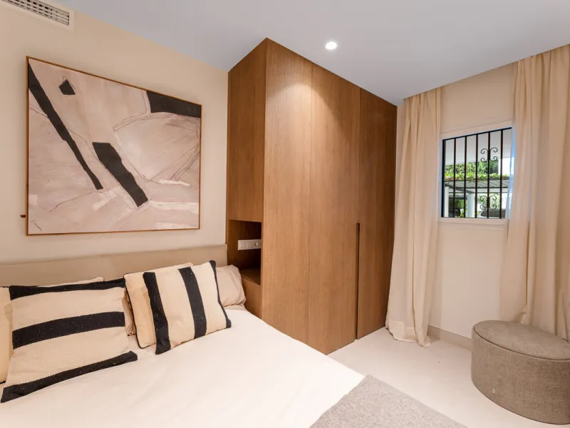 Casa Maria presents an exceptional opportunity to acquire a carefully curated apartment within the well-regarded gated community of Urbanización Terrazas de La Quinta, a residential enclave in Benahavís known for its quiet atmosphere and refined living en