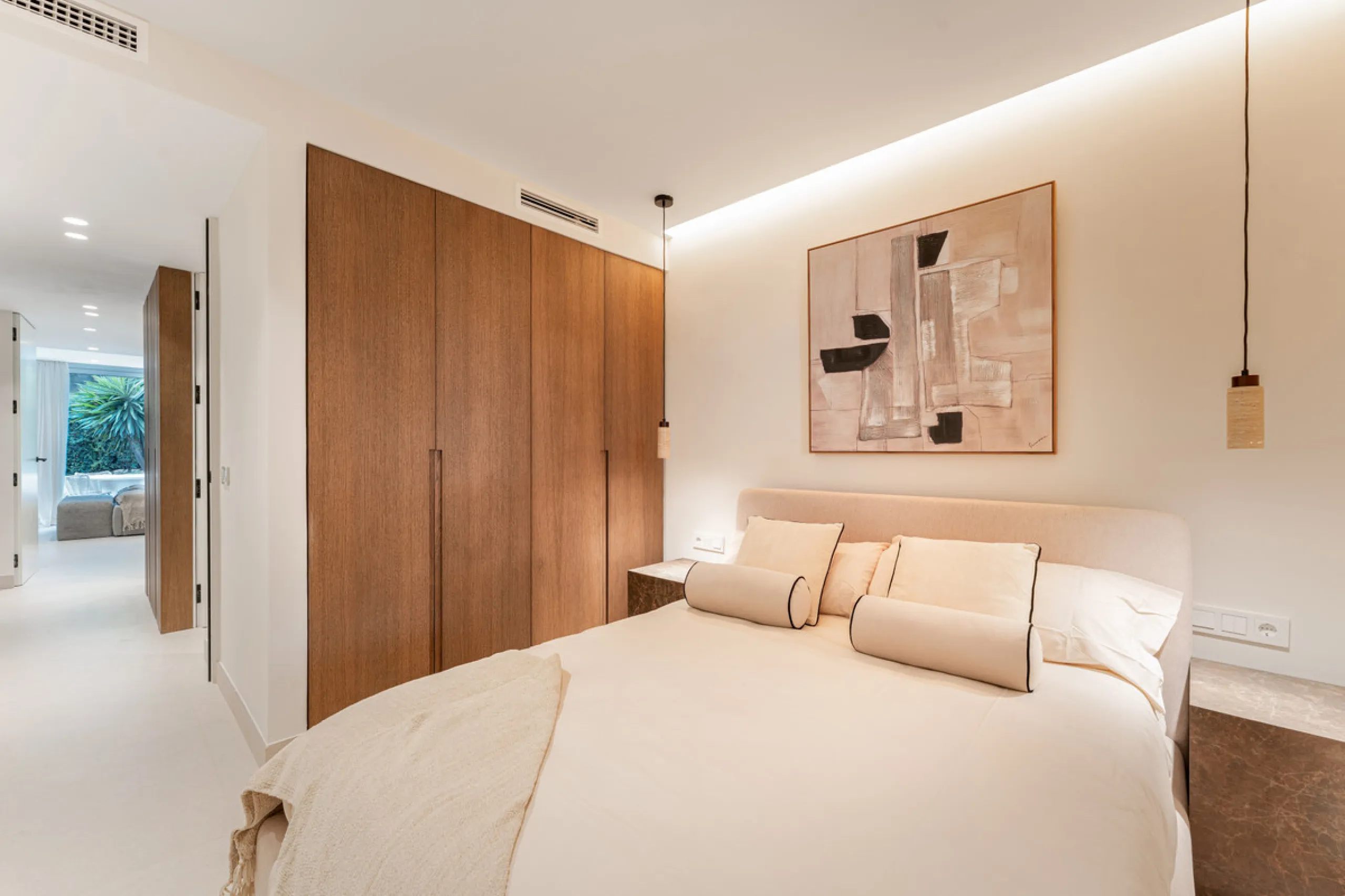 Casa Maria presents an exceptional opportunity to acquire a carefully curated apartment within the well-regarded gated community of Urbanización Terrazas de La Quinta, a residential enclave in Benahavís known for its quiet atmosphere and refined living en