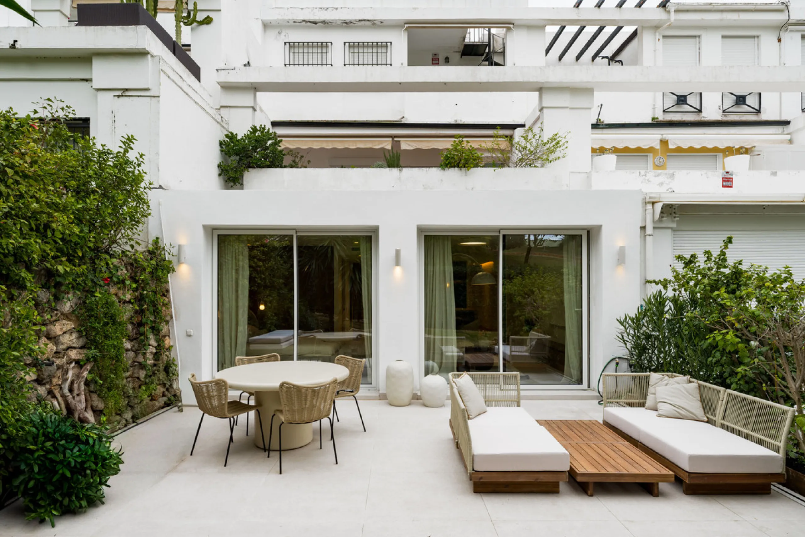 Casa Maria presents an exceptional opportunity to acquire a carefully curated apartment within the well-regarded gated community of Urbanización Terrazas de La Quinta, a residential enclave in Benahavís known for its quiet atmosphere and refined living en