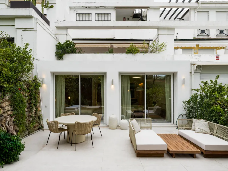 Casa Maria presents an exceptional opportunity to acquire a carefully curated apartment within the well-regarded gated community of Urbanización Terrazas de La Quinta, a residential enclave in Benahavís known for its quiet atmosphere and refined living en