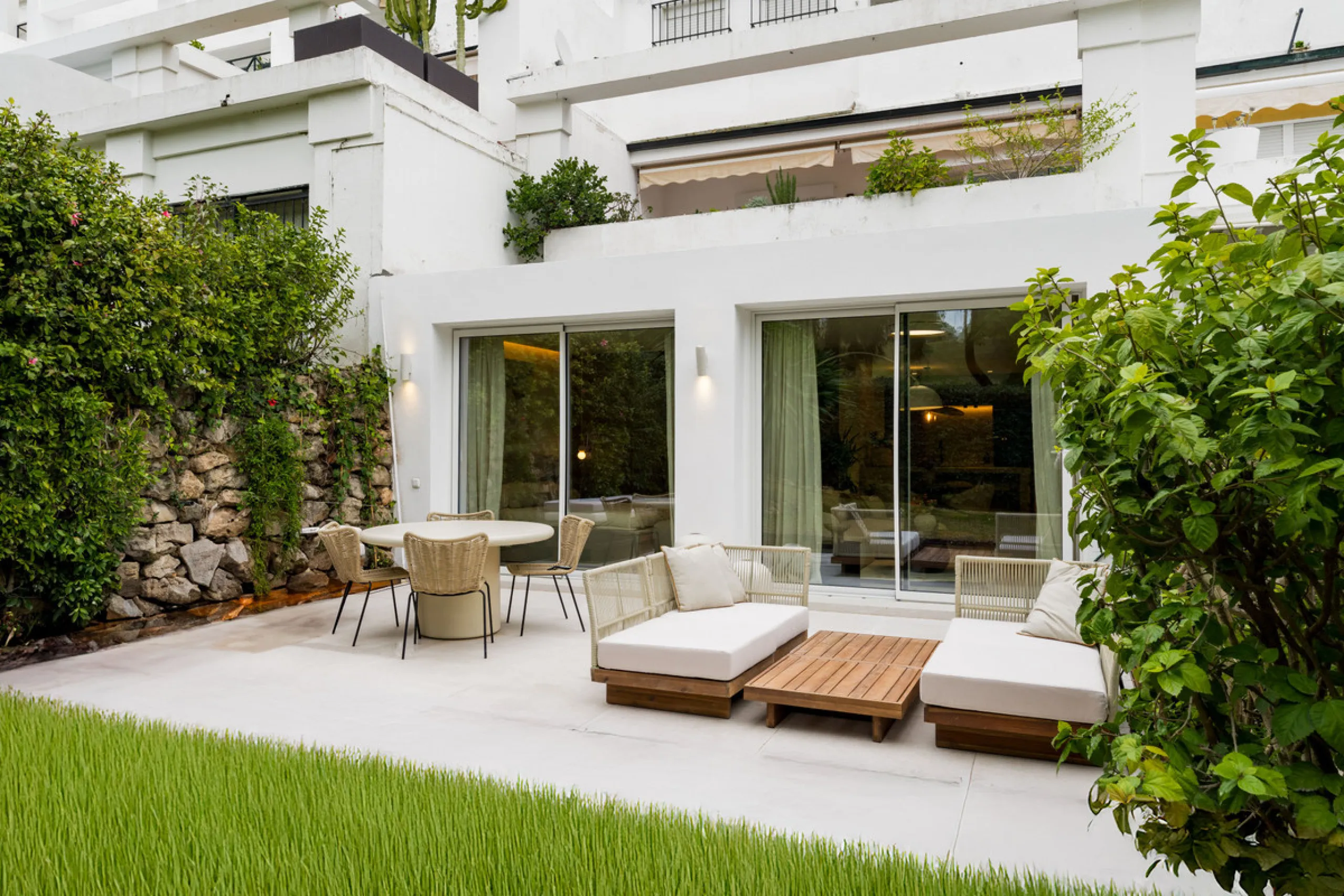 Casa Maria presents an exceptional opportunity to acquire a carefully curated apartment within the well-regarded gated community of Urbanización Terrazas de La Quinta, a residential enclave in Benahavís known for its quiet atmosphere and refined living en