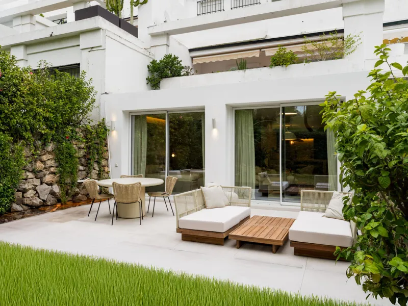 Casa Maria presents an exceptional opportunity to acquire a carefully curated apartment within the well-regarded gated community of Urbanización Terrazas de La Quinta, a residential enclave in Benahavís known for its quiet atmosphere and refined living en