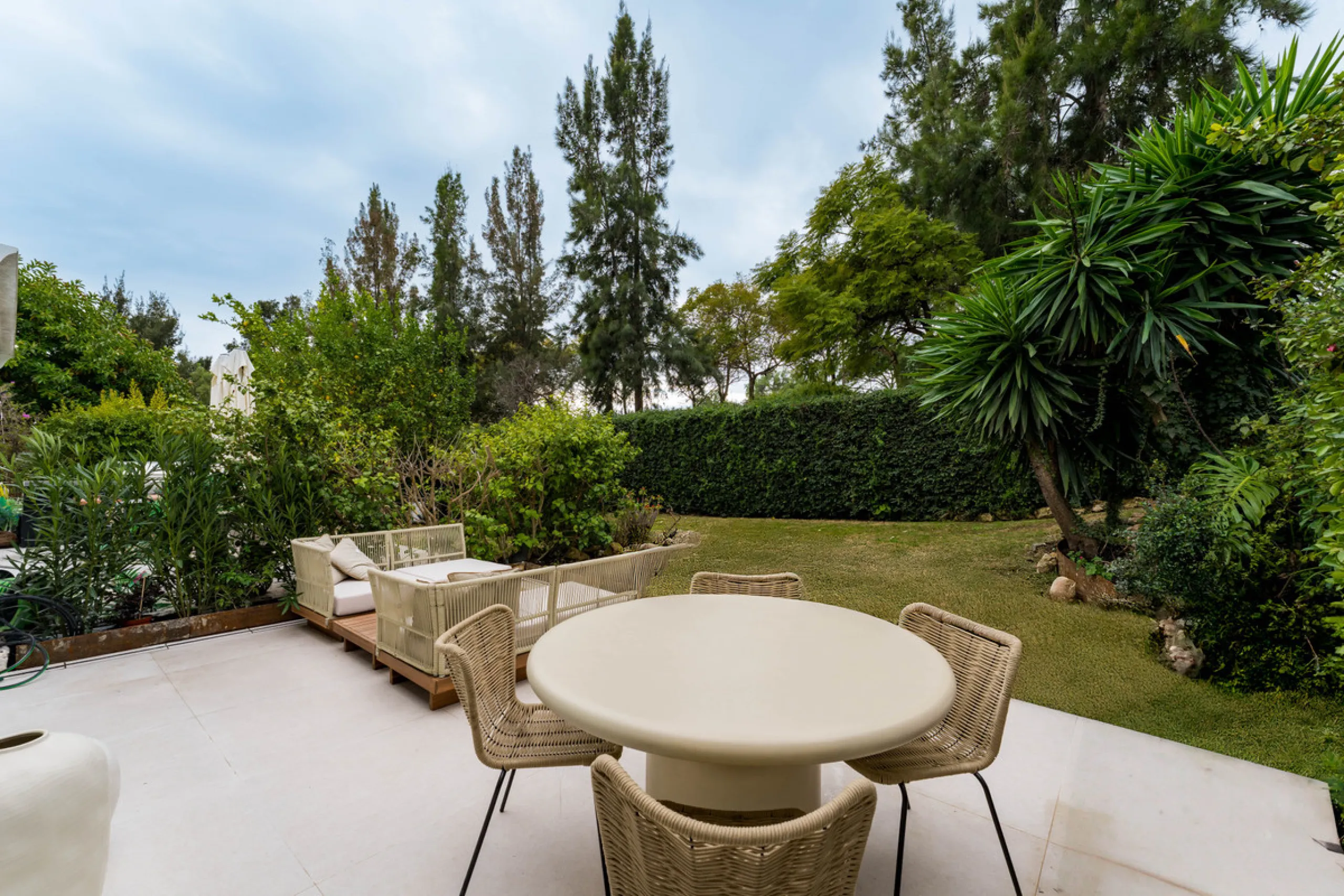 Casa Maria presents an exceptional opportunity to acquire a carefully curated apartment within the well-regarded gated community of Urbanización Terrazas de La Quinta, a residential enclave in Benahavís known for its quiet atmosphere and refined living en
