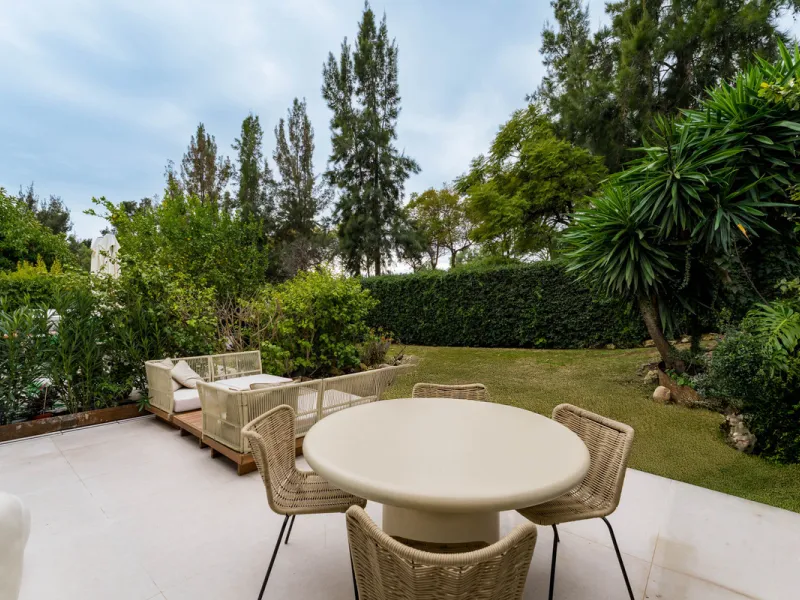 Casa Maria presents an exceptional opportunity to acquire a carefully curated apartment within the well-regarded gated community of Urbanización Terrazas de La Quinta, a residential enclave in Benahavís known for its quiet atmosphere and refined living en
