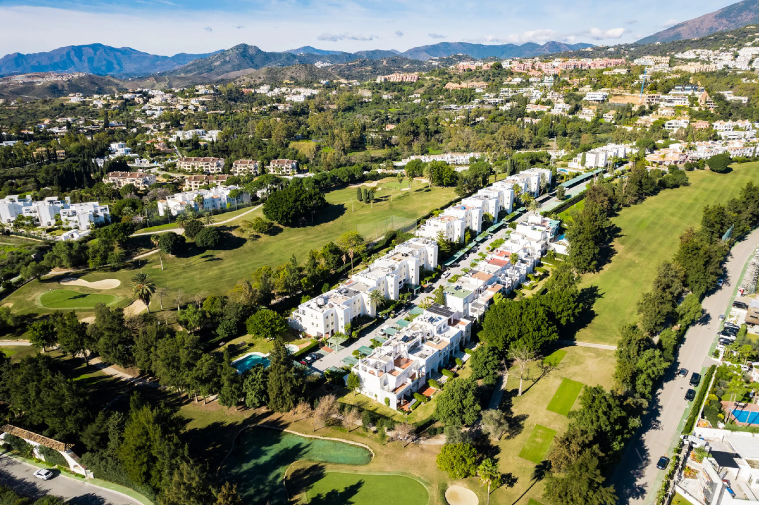 Casa Maria presents an exceptional opportunity to acquire a carefully curated apartment within the well-regarded gated community of Urbanización Terrazas de La Quinta, a residential enclave in Benahavís known for its quiet atmosphere and refined living en