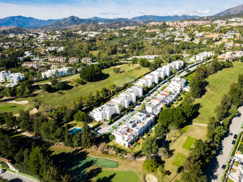 Casa Maria presents an exceptional opportunity to acquire a carefully curated apartment within the well-regarded gated community of Urbanización Terrazas de La Quinta, a residential enclave in Benahavís known for its quiet atmosphere and refined living en